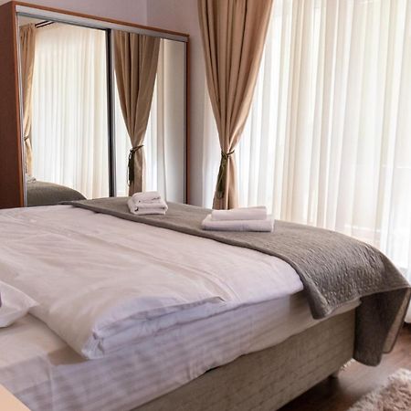 Nature Apartment - Minutes Away From The Old Town And Afi Mall Брашов Екстер'єр фото